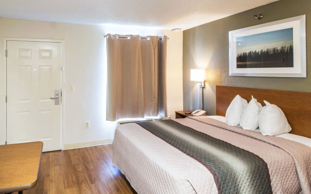 HomeTowne Studios by Red Roof Houston - West Oaks/ Energy Corridor