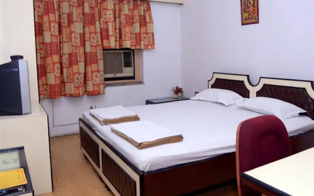 OYO 43924 Harry Guest House