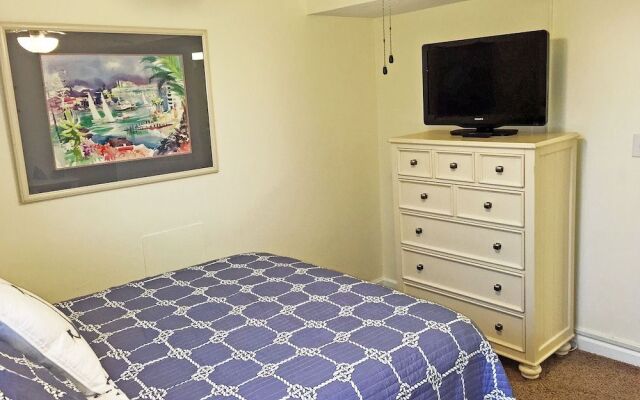 Holiday Towers 206 3 Br condo by RedAwning