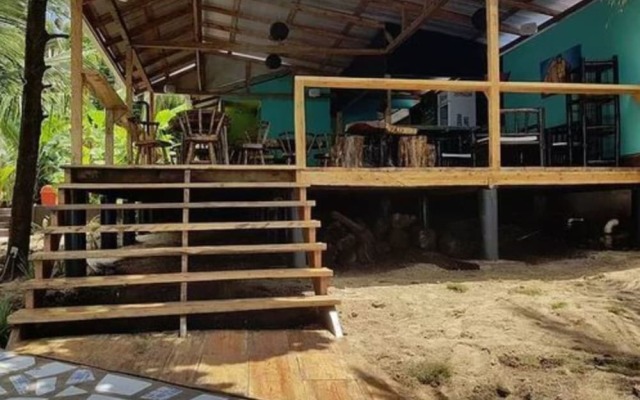 Las Palmeras Beachfront Hotel