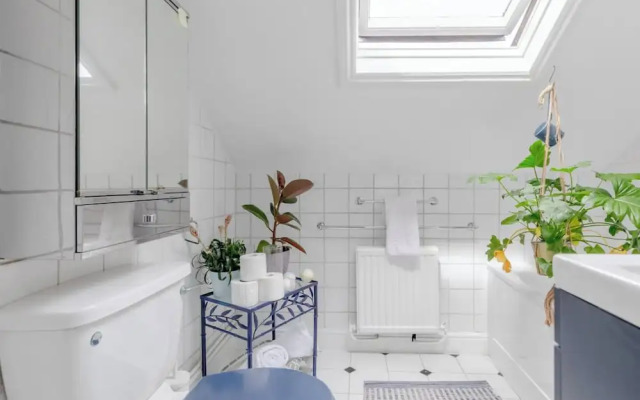 Top Floor 1BD Flat With Balcony - Ladbroke Grove