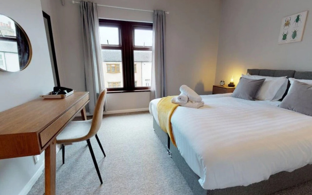 Stayzo 2BR House Accommodation in Peterborough