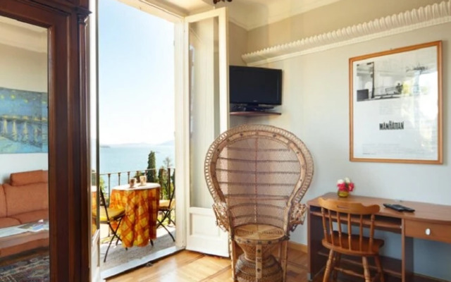Azalea Apartment With Terrace and Lake View