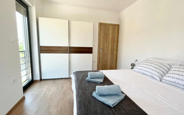 J&N Hill's Residence with swimming pool