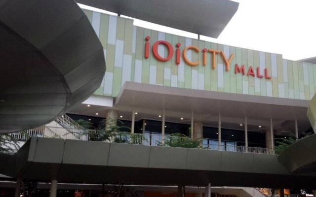 Shaftsbury Putrajaya at Alamanda Mall