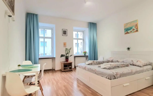 3 STOPS from the City Center!