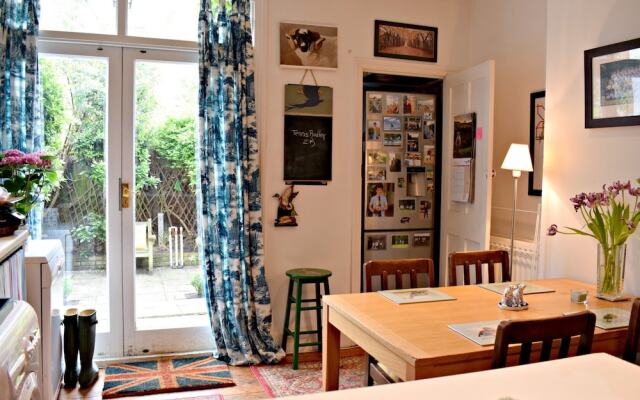 3 Bedroom Clapham Home With Patio