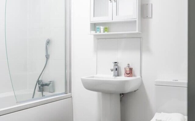 Livestay - One Bed Apt, Free Parking, Sleeps 4