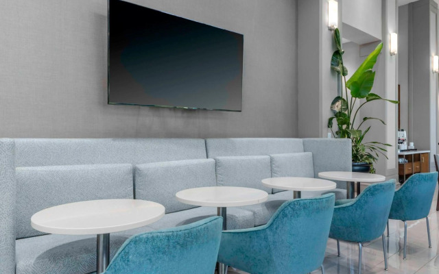 Hampton Inn & Suites Arlington Crystal City DCA
