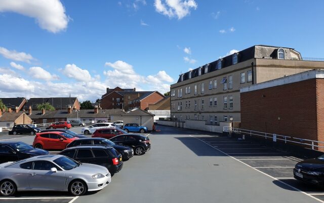 Stylish Central Reading Apartment with Free Parking