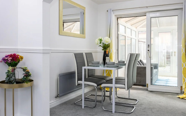 Captivating 3-bed House in Blackburn