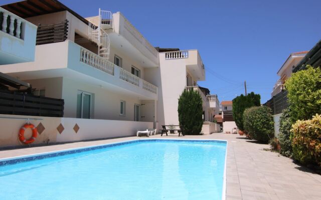 Phaedrus Living: Universal City Flat Alina