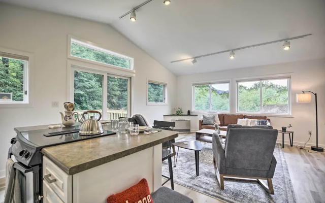 Airy & Bright Hideaway Near Smugglers' Notch!