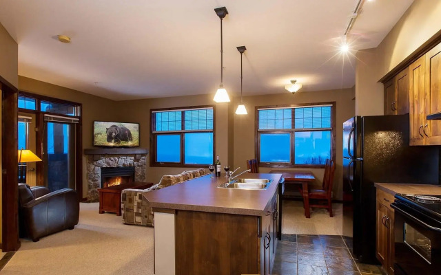 Glacier Mountaineer Lodge