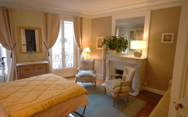 Two-Bedroom Apartment Champs-Elysées