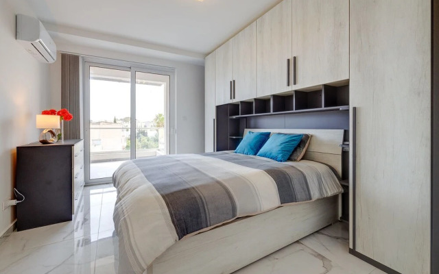 Splendid 2BR Apartment, Steps to St Georges Bay