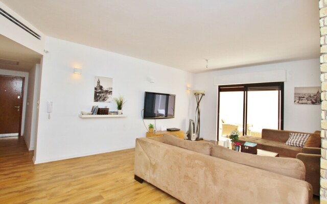 Amazing 3 Bedroom Garden Apartment near Gordon Beach