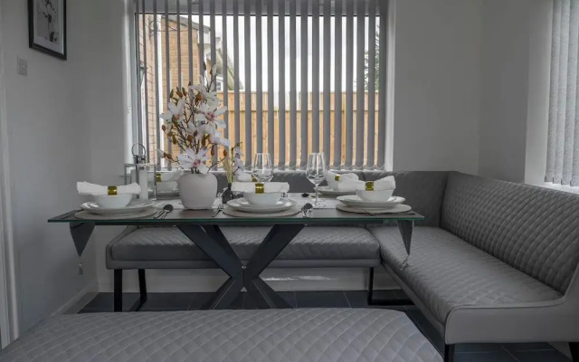 Stylish 4 Bed Apartment- Private Garden & Sleeps 8
