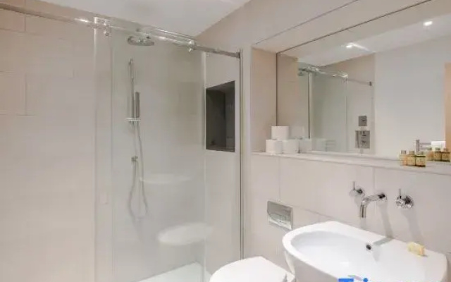 The Eyre Suite Five - Farringdon - by Frankie