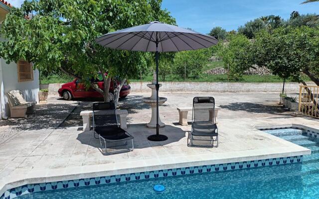 Delightful Holiday Home in Callosa d' Ensarria With Pool