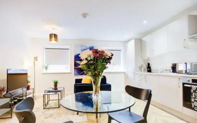 Hybrid Resi - Mitcham Close to Tooting and Wimbledon
