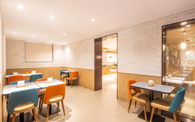 Elan Hotel (Luoyang Zhouwangcheng Plaza Subway Station Store)