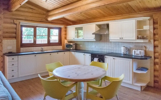 Willow Lodge With Hot Tub, Kingfishers