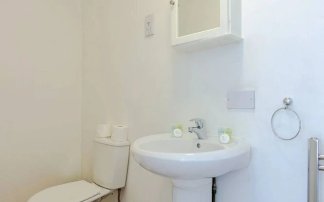 Airy Studio Apartment in Vibrant East London