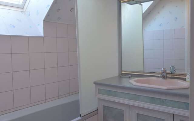 Cozy Holiday Home in Saint-bohaire With Fenced Garden