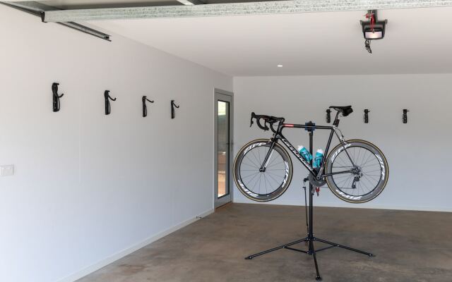 Balcony to Bogong - modern house ten minute stroll to town