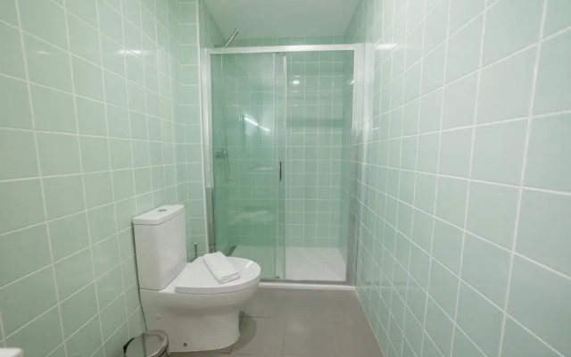 Modern Stylish Apartment I by Vacationy