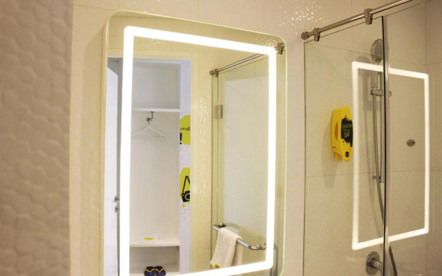 YELLO Hotel Harmoni Jakarta