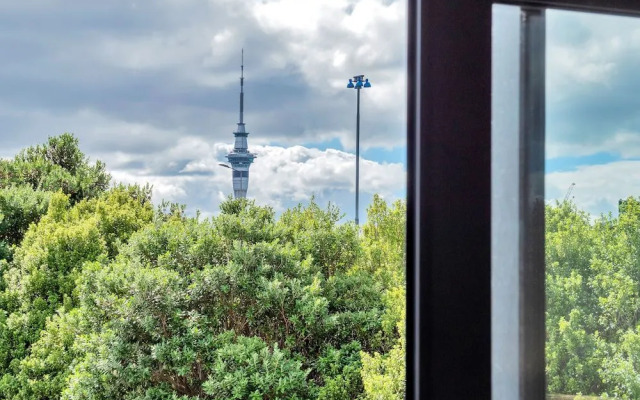 Beautifully Styled 2BR w 2 Carparks & Aircon