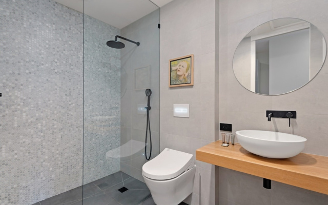 Modern 1-bed, City Skyline Views & Close to Shops – Bathroom – Melbourne