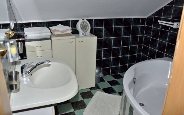 Apartmaji bungalovi i sotorisce Silva