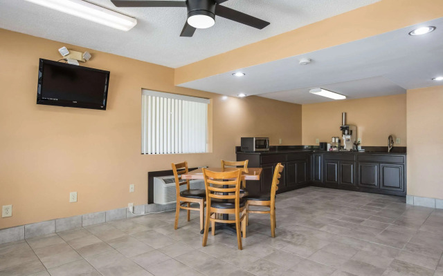 Rodeway Inn & Suites