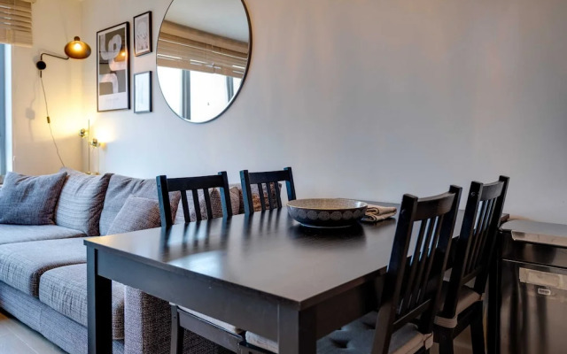 Spacious Modern Camberwell Apartment