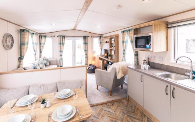 Squirrel Lodge with Hot Tub