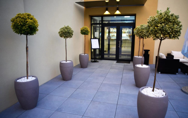 Santiny Hotel & Restaurant