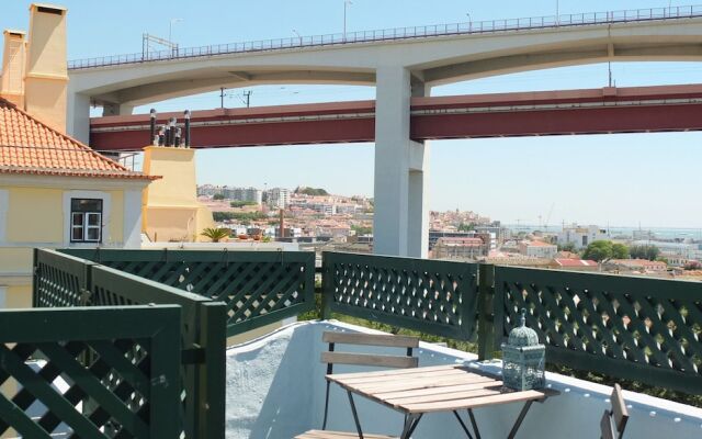 Quiet and Sunny central Lisbon apartment