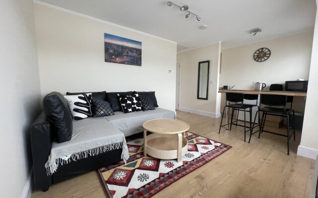 Spacious one Bedroom Apartment With Free Parking