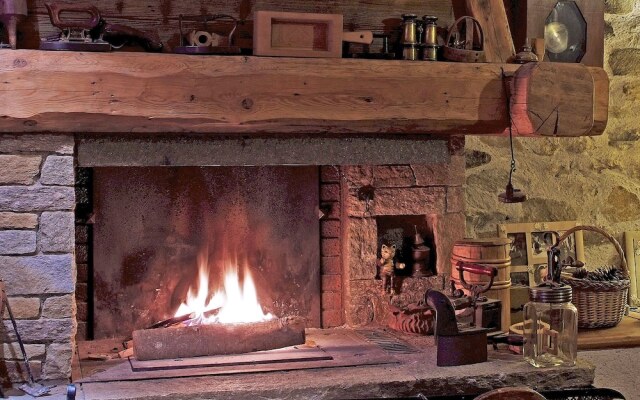Superb Savoyard traditional chalet located 500 m from the slopes