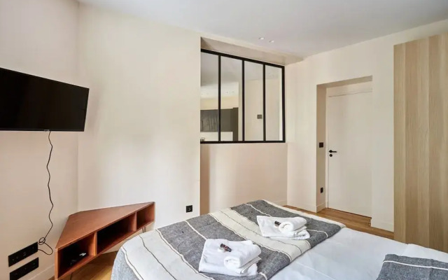 Superb Invalide Apartment Near Eiffel Tower