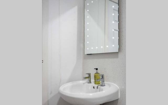 ☆ Quiet Ground Floor Apartment Near University ☆