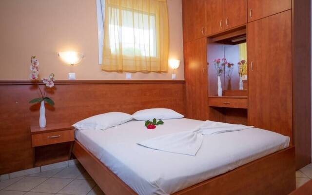 Studio Close To the Beach/ Garden with Jacuzzi & Bbq