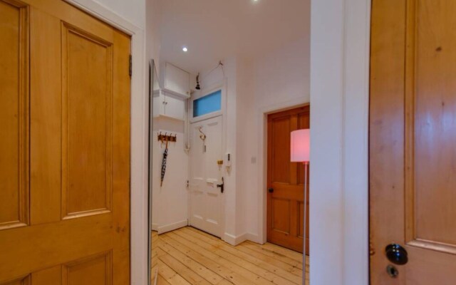 2 Bedroom Apartment With Cinema Screen Sleeps 5