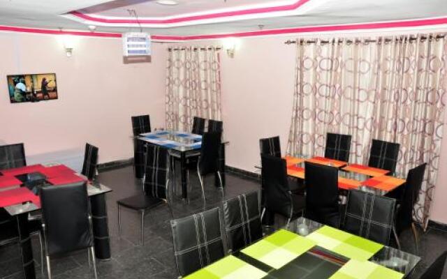 D'Luxx Villa & Suits