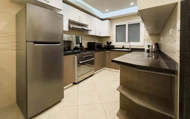 Fresh & Fabulous 2bdr - 5 min to Airport
