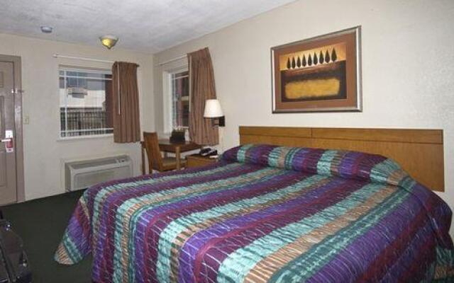Econo Lodge Inn & Suites