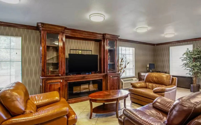 Super 8 by Wyndham Jackson MS Near the Fairgrounds